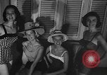 Standbild fashion show New York United States USA, 1957, aus Sekunde 52 historischem Filmmaterial Videoclip 65675042904