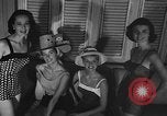 Standbild fashion show New York United States USA, 1957, aus Sekunde 53 historischem Filmmaterial Videoclip 65675042904