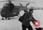 Standbild Avalanche rescue Bludenz Österreich, 1954, aus Sekunde 31 historischem Filmmaterial Videoclip 65675042922