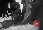 Standbild Avalanche rescue Bludenz Österreich, 1954, aus Sekunde 53 historischem Filmmaterial Videoclip 65675042922