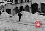 Standbild beim Schneeschaufeln Bludenz Österreich, 1954, aus Sekunde 5 historischem Filmmaterial Videoclip 65675042927