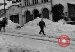 Standbild beim Schneeschaufeln Bludenz Österreich, 1954, aus Sekunde 6 historischem Filmmaterial Videoclip 65675042927