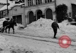 Standbild beim Schneeschaufeln Bludenz Österreich, 1954, aus Sekunde 7 historischem Filmmaterial Videoclip 65675042927