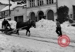 Standbild beim Schneeschaufeln Bludenz Österreich, 1954, aus Sekunde 9 historischem Filmmaterial Videoclip 65675042927