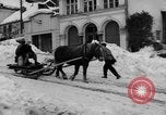 Standbild beim Schneeschaufeln Bludenz Österreich, 1954, aus Sekunde 10 historischem Filmmaterial Videoclip 65675042927