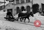 Standbild beim Schneeschaufeln Bludenz Österreich, 1954, aus Sekunde 11 historischem Filmmaterial Videoclip 65675042927