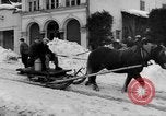 Standbild beim Schneeschaufeln Bludenz Österreich, 1954, aus Sekunde 13 historischem Filmmaterial Videoclip 65675042927
