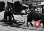 Standbild beim Schneeschaufeln Bludenz Österreich, 1954, aus Sekunde 16 historischem Filmmaterial Videoclip 65675042927