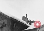Standbild beim Schneeschaufeln Bludenz Österreich, 1954, aus Sekunde 26 historischem Filmmaterial Videoclip 65675042927