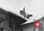 Standbild beim Schneeschaufeln Bludenz Österreich, 1954, aus Sekunde 28 historischem Filmmaterial Videoclip 65675042927