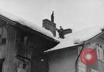 Standbild beim Schneeschaufeln Bludenz Österreich, 1954, aus Sekunde 31 historischem Filmmaterial Videoclip 65675042927
