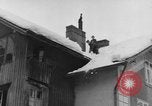 Standbild beim Schneeschaufeln Bludenz Österreich, 1954, aus Sekunde 32 historischem Filmmaterial Videoclip 65675042927