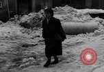 Standbild beim Schneeschaufeln Bludenz Österreich, 1954, aus Sekunde 48 historischem Filmmaterial Videoclip 65675042927
