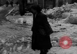 Standbild beim Schneeschaufeln Bludenz Österreich, 1954, aus Sekunde 49 historischem Filmmaterial Videoclip 65675042927