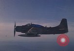 Standbild 1E Skyraider Südostasien, 1966, aus Sekunde 23 historischem Filmmaterial Videoclip 65675042964