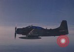 Standbild 1E Skyraider Südostasien, 1966, aus Sekunde 29 historischem Filmmaterial Videoclip 65675042964