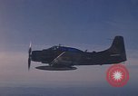 Standbild 1E Skyraider Südostasien, 1966, aus Sekunde 34 historischem Filmmaterial Videoclip 65675042964