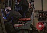 Standbild Crew Mitglied innerhalb einer Bergung HC-130H Südostasien, 1966, aus Sekunde 17 historischem Filmmaterial Videoclip 65675042965