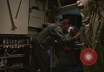 Standbild Crew Mitglied innerhalb einer Bergung HC-130H Südostasien, 1966, aus Sekunde 20 historischem Filmmaterial Videoclip 65675042965