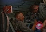 Standbild Crew Mitglied innerhalb einer Bergung HC-130H Südostasien, 1966, aus Sekunde 28 historischem Filmmaterial Videoclip 65675042965