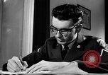 Standbild Armed Forces Network radio show hinter den Kulissen Europa, 1962, aus Sekunde 14 historischem Filmmaterial Videoclip 65675043028