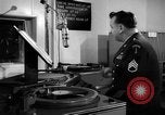Standbild Armed Forces Network radio show hinter den Kulissen Europa, 1962, aus Sekunde 61 historischem Filmmaterial Videoclip 65675043028