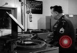 Standbild Armed Forces Network radio show hinter den Kulissen Europa, 1962, aus Sekunde 62 historischem Filmmaterial Videoclip 65675043028