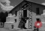 Immagine di Native American Indian Art in chiesa in Pisinimo Arizona United States USA, 1967, secondo 21 filmato di repertorio 65675043032