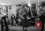 Immagine di Hippies sfilata di moda Londra Inghilterra Regno Unito, 1967, secondo 6 filmato di repertorio 65675043034