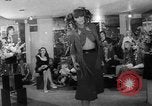 Immagine di Hippies sfilata di moda Londra Inghilterra Regno Unito, 1967, secondo 7 filmato di repertorio 65675043034