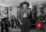 Immagine di Hippies sfilata di moda Londra Inghilterra Regno Unito, 1967, secondo 8 filmato di repertorio 65675043034