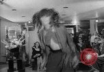 Immagine di Hippies sfilata di moda Londra Inghilterra Regno Unito, 1967, secondo 9 filmato di repertorio 65675043034