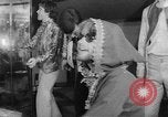 Immagine di Hippies sfilata di moda Londra Inghilterra Regno Unito, 1967, secondo 12 filmato di repertorio 65675043034