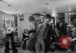 Immagine di Hippies sfilata di moda Londra Inghilterra Regno Unito, 1967, secondo 14 filmato di repertorio 65675043034
