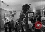 Immagine di Hippies sfilata di moda Londra Inghilterra Regno Unito, 1967, secondo 17 filmato di repertorio 65675043034