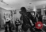 Immagine di Hippies sfilata di moda Londra Inghilterra Regno Unito, 1967, secondo 18 filmato di repertorio 65675043034