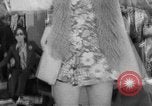 Immagine di Hippies sfilata di moda Londra Inghilterra Regno Unito, 1967, secondo 20 filmato di repertorio 65675043034