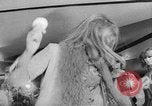Immagine di Hippies sfilata di moda Londra Inghilterra Regno Unito, 1967, secondo 22 filmato di repertorio 65675043034