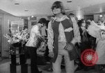 Immagine di Hippies sfilata di moda Londra Inghilterra Regno Unito, 1967, secondo 24 filmato di repertorio 65675043034