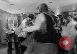 Immagine di Hippies sfilata di moda Londra Inghilterra Regno Unito, 1967, secondo 25 filmato di repertorio 65675043034