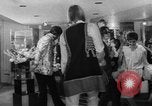 Immagine di Hippies sfilata di moda Londra Inghilterra Regno Unito, 1967, secondo 26 filmato di repertorio 65675043034