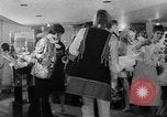 Immagine di Hippies sfilata di moda Londra Inghilterra Regno Unito, 1967, secondo 27 filmato di repertorio 65675043034