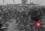 Standbild Eddie Merckx gewinnt World Bicycle Meisterschaft Holland Niederlande, 1967, aus Sekunde 11 historischem Filmmaterial Videoclip 65675043043