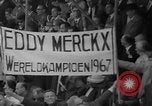 Standbild Eddie Merckx gewinnt World Bicycle Meisterschaft Holland Niederlande, 1967, aus Sekunde 46 historischem Filmmaterial Videoclip 65675043043