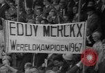 Standbild Eddie Merckx gewinnt World Bicycle Meisterschaft Holland Niederlande, 1967, aus Sekunde 47 historischem Filmmaterial Videoclip 65675043043