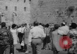 Immagine di Jewish Nuovo Anno al Muro Occidentale Gerusalemme Palestina, 1967, secondo 3 filmato di repertorio 65675043048