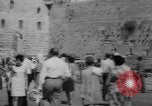 Immagine di Jewish Nuovo Anno al Muro Occidentale Gerusalemme Palestina, 1967, secondo 4 filmato di repertorio 65675043048