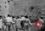 Immagine di Jewish Nuovo Anno al Muro Occidentale Gerusalemme Palestina, 1967, secondo 5 filmato di repertorio 65675043048