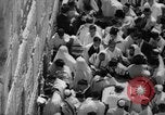 Immagine di Jewish Nuovo Anno al Muro Occidentale Gerusalemme Palestina, 1967, secondo 13 filmato di repertorio 65675043048