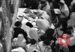 Immagine di Jewish Nuovo Anno al Muro Occidentale Gerusalemme Palestina, 1967, secondo 20 filmato di repertorio 65675043048